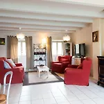 בית נופש Le Des Champs, A Montbrun. *
