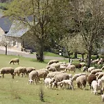 בית נופש Le Des Champs, A Montbrun. *